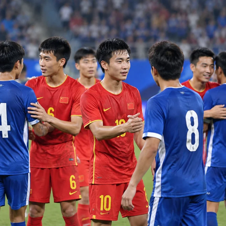 中国男足亚运赛事结束后,球员在球场上相互致意