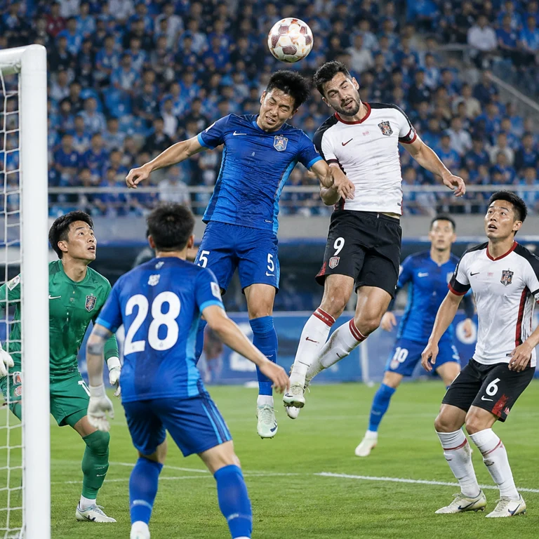 南京城市与陕西联合比赛中双方球员争抢高空球