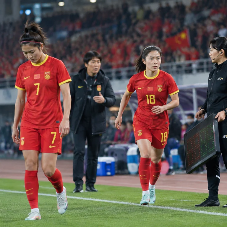 中国女足比赛中完成换人调整,谢宗梅登场替下身背黄牌的孙方欣